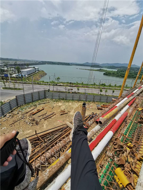 久治县作业中发生设备损坏或人员意外，责任怎么划分？